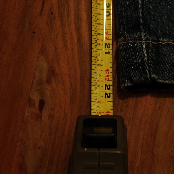 NWOT  women's Signature Levi's Classic Slim Capris - High Rise. - Picture 9 of 11